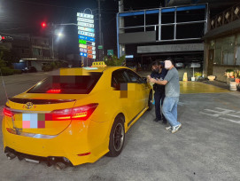 爆胎無助苦牽7公里！越南移工深夜想走回家　岡山警一路暖心陪伴