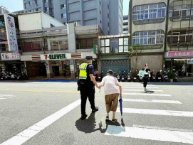 奶奶別擔心，我們陪您！　竹市文華警耐心陪伴長者助繳費暖舉獲民眾讚許