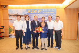 新北頒發榮譽市民證書　感謝李鵬雄董事長捐資興建林口圖書館