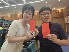 陪伴境外生溫馨慶中秋　玄奘大學校長簡紹琦親臨迎新活動發紅包發月餅