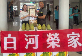 麻豆柚農李雅雄慷慨贈文旦 溫暖榮家住民心田