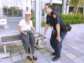失智高齡老翁外出遲未返家　竹市關東橋警調監視器追蹤成功尋獲老翁返家團圓