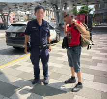驚險15分鐘！湖內警串聯台鐵與路人狂飆神救援  助迷途男驚險返家