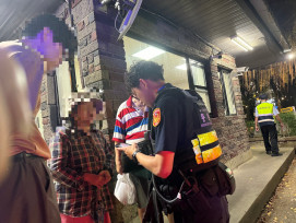 一趟巡邏接連伸援手！竹市埔頂警尋回迷途雙親　並協助民眾受困車輛脫困