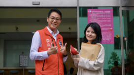 台南市議員李宗霖攜妻登記拚連任　夫妻一年二度「登記」笑稱太太升格金主