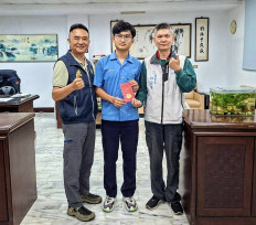 竹林中學賴柏均邦笛展才華　獲大中華記者友好交流協會頒發獎學金