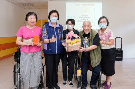 新北市社會局長李美珍慰訪健順養護中心　致贈加菜金、關懷中心長輩與服務人員