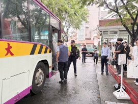交通安全月開跑！岡山警攜監理所進校園　揭大型車「死角危機」