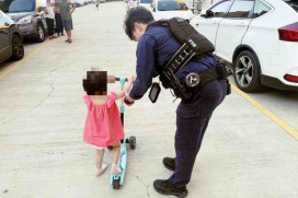 女童趁隙溜出門迷航驚魂！　竹市埔頂警即時尋回溫柔安撫開巡邏車護送返家