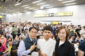 琴聲驚喜現身！林隆璇、陳俊豪臺南車站快閃奏經典