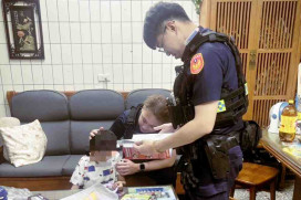 小學生換補習班壓力大、因手機與父母吵翻！　竹市埔頂警化身「溝通橋樑」神救援
