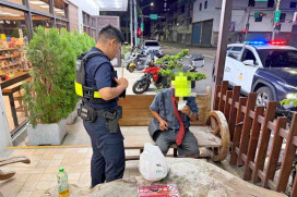 寒夜中一抹暖陽！竹市東勢警巡邏遇失智獨居長者　掏腰包供餐護送返家