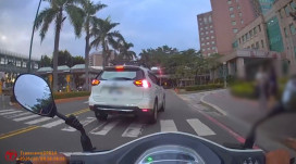 傷口狂流血、車陣卻動不了！岡山警鳴笛開道助搶時間就醫
