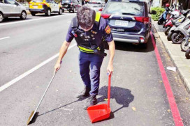 慢車道驚見滿地鉚釘！竹市埔頂警疏導交通並化身清潔隊　警民聯手排危守護用路安全