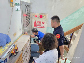 浴室狂響水聲惹疑！湖內警里長聯手破門神救援