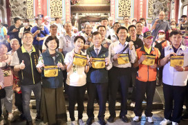 府城雙媽會熱鬧登場！陳亭妃、謝龍介同台送媽祖勇包　信仰不分藍綠