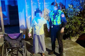 八旬長者疑似迷途暗夜盲目徘徊路上！　竹市東門警及時關懷護送返家守護安全