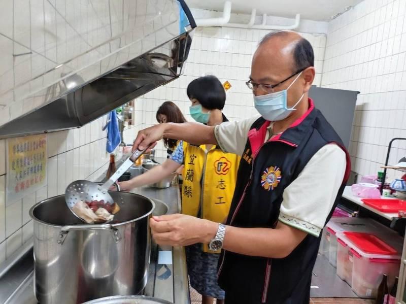 宜蘭榮服處送雞湯粽子 撫慰榮民眷的心