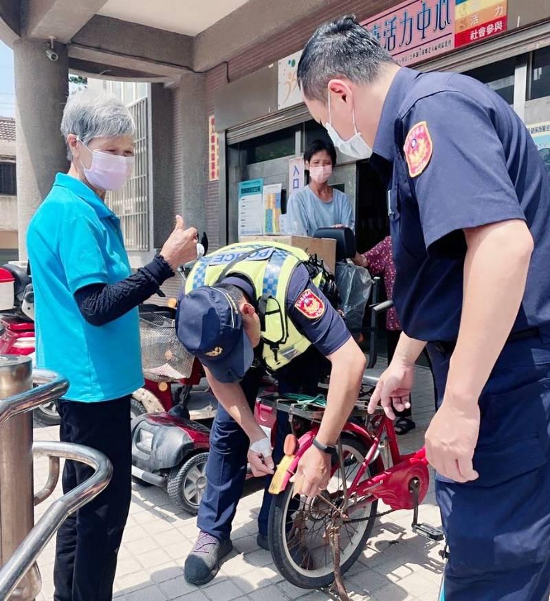 北港警宣導長者行的安全　製作反光貼條增加能見度