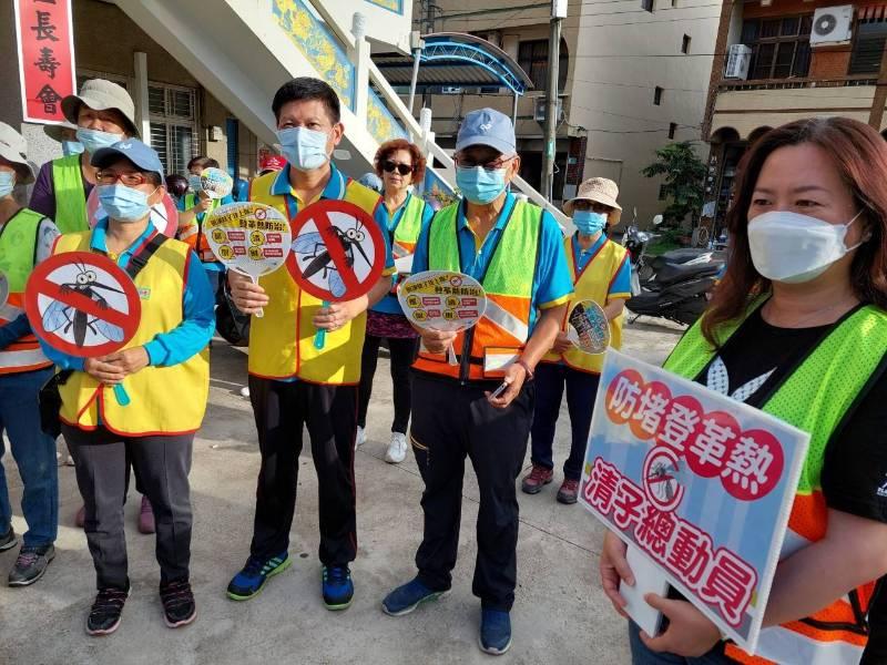 救國團關廟助清除防治登革熱孳生源 嘉惠里民好暖心