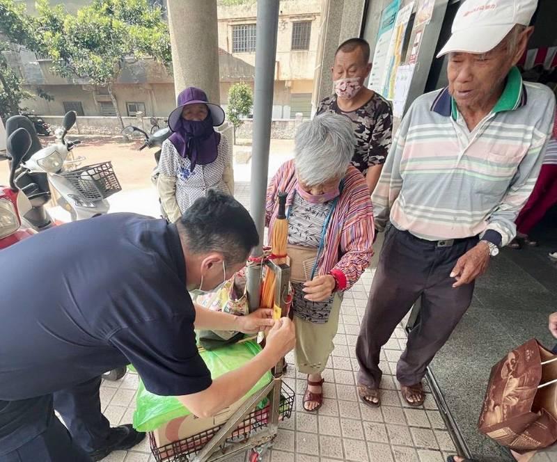 北港警宣導長者行的安全　製作反光貼條增加能見度