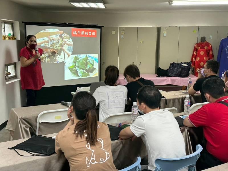 粽型香包送祝福！移民署高二站攜手新住民慶端午！