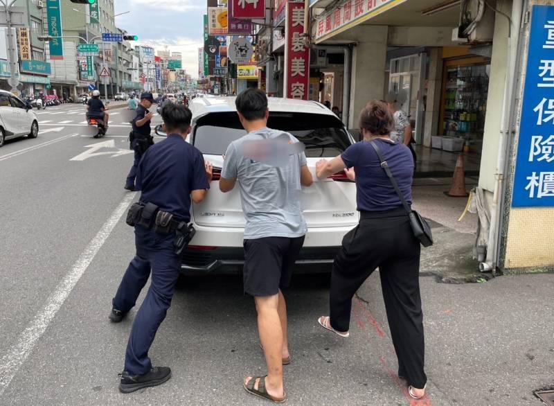 府城旅遊車突故障困路中 暖警熱心民眾齊協助推車