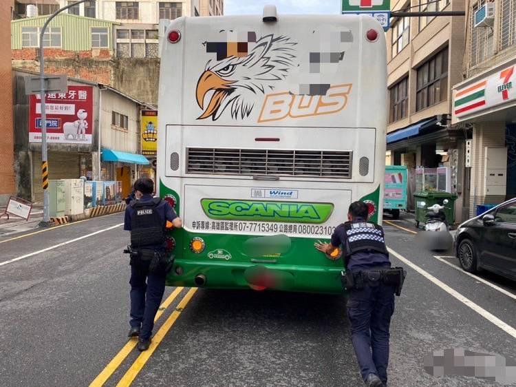 南警化身大力士力解圍拋錨路口遊覽車 民眾稱讚