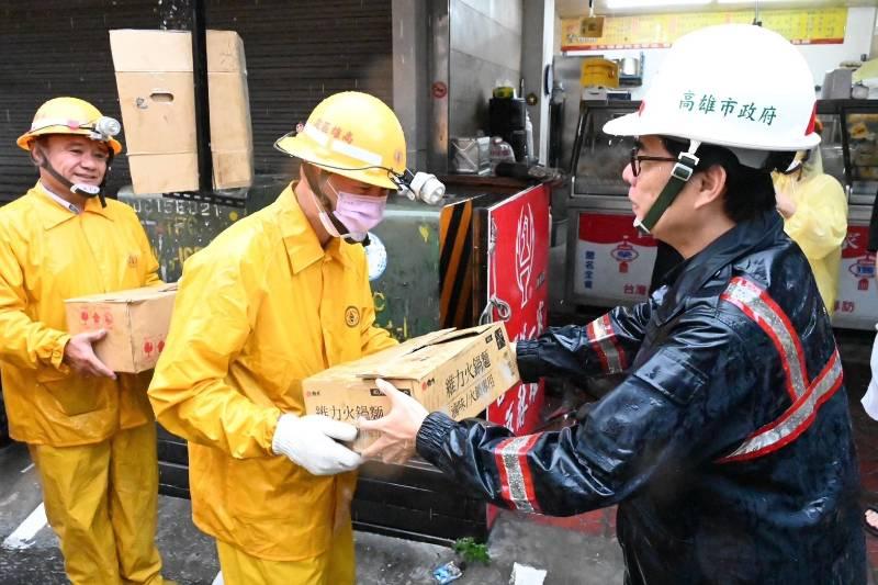 陳其邁感謝颱風期間堅守崗位的同仁，提醒市民攜帶雨具注意安全！