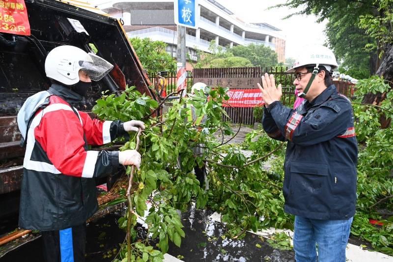 陳其邁感謝颱風期間堅守崗位的同仁，提醒市民攜帶雨具注意安全！