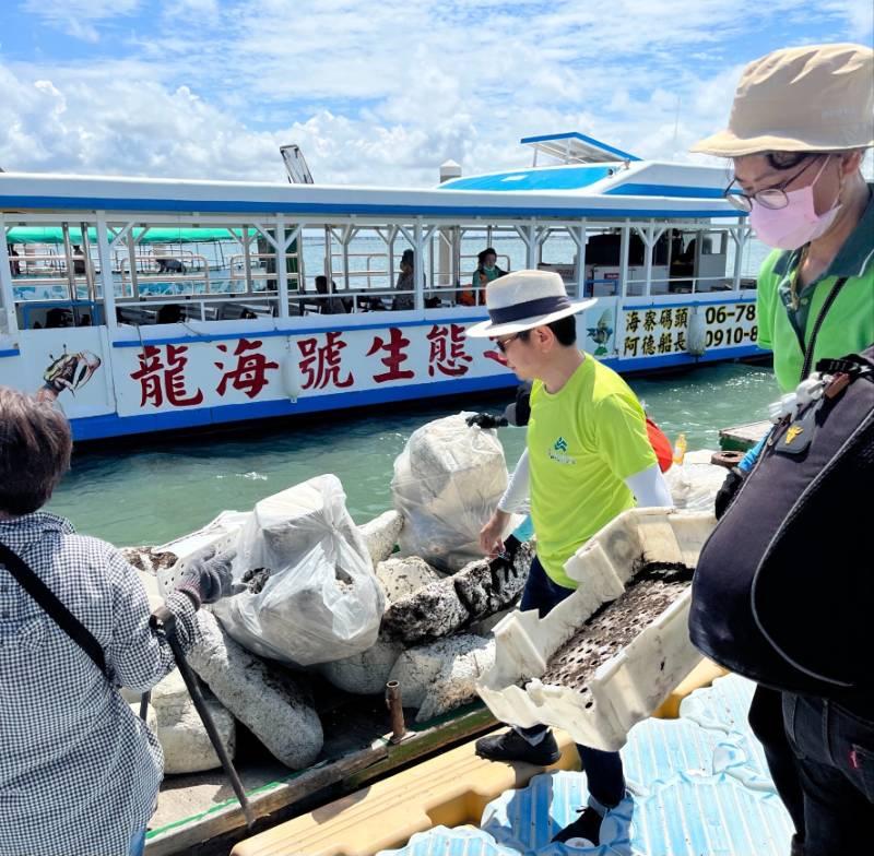 崑大商院USR參與淨灘 建構淨零碳排永續家園