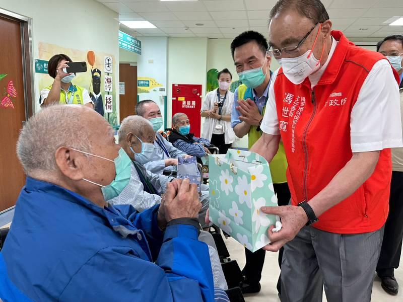 大鵬主委走訪嘉義暨灣橋榮院 溫馨慰問住院榮民眷揪感心