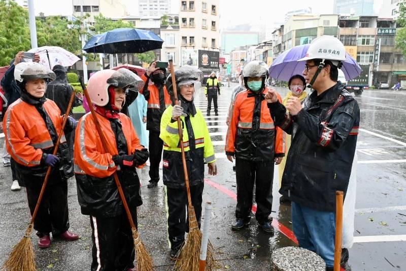 陳其邁感謝颱風期間堅守崗位的同仁，提醒市民攜帶雨具注意安全！