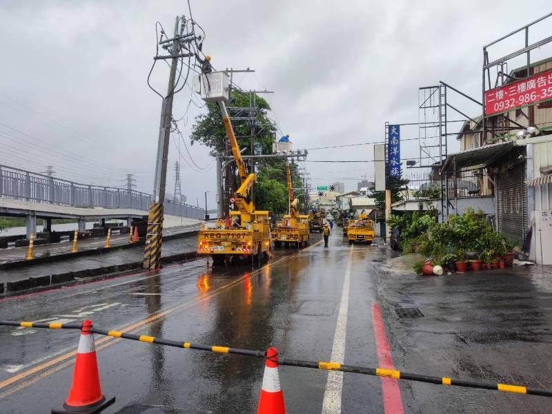 台電動員人力持續搶修 全力恢復臺南區正常供電