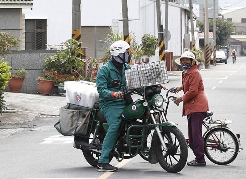 愛心郵務士徒步牽車 鄰居稱讚