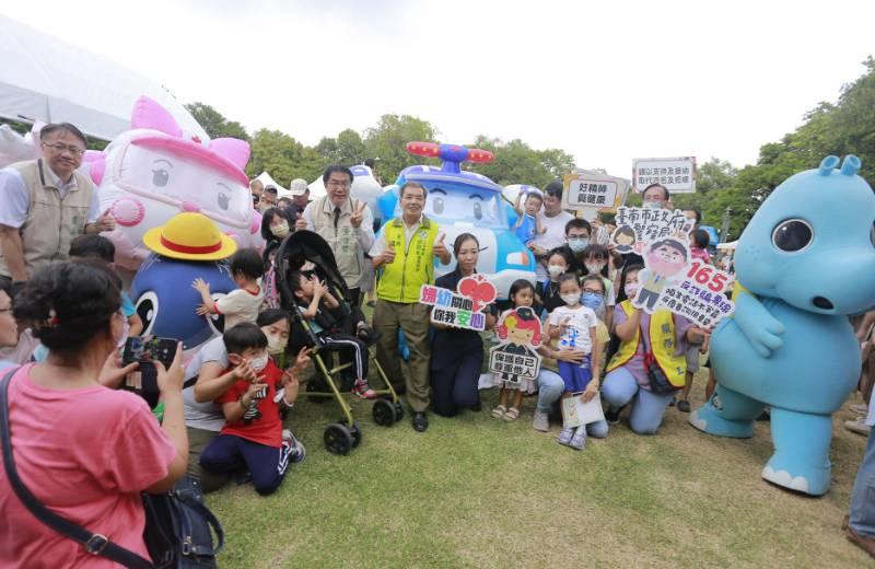 南市社福中心社安網宣導  黃偉哲市長率吉祥物與市民同樂吸引逾千人