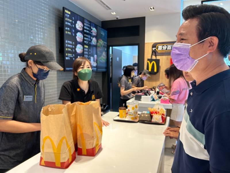 麥當勞太湖店人氣旺 陳福海關心營運現況及青年就業