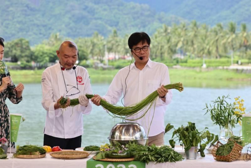   陳其邁化身「阿邁廚師」 美濃野菜創意料理大公開！