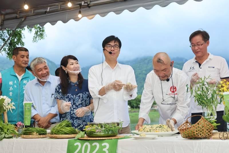   陳其邁化身「阿邁廚師」 美濃野菜創意料理大公開！