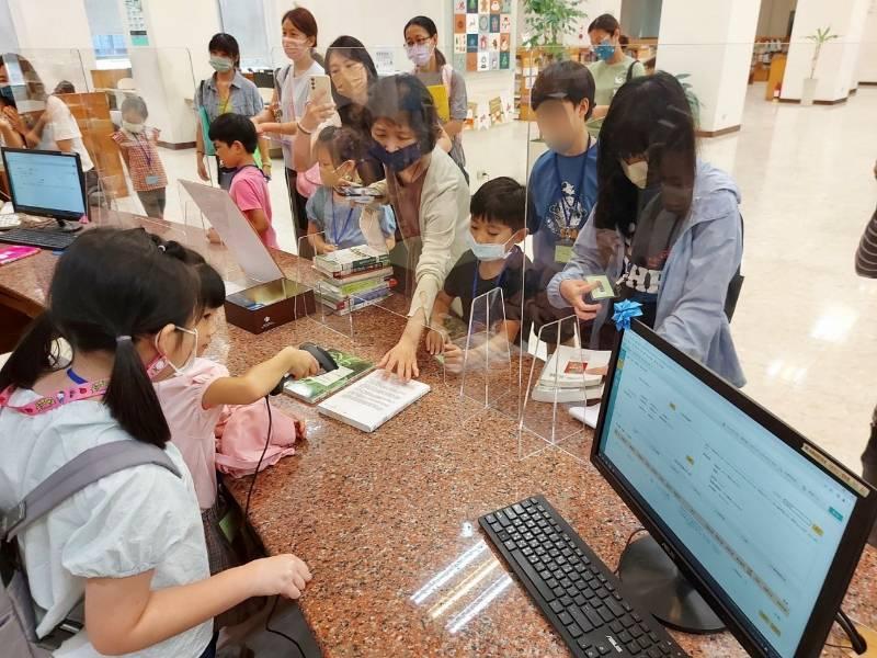 南應大圖館小小館員初體驗 與孩童一起FUN暑假