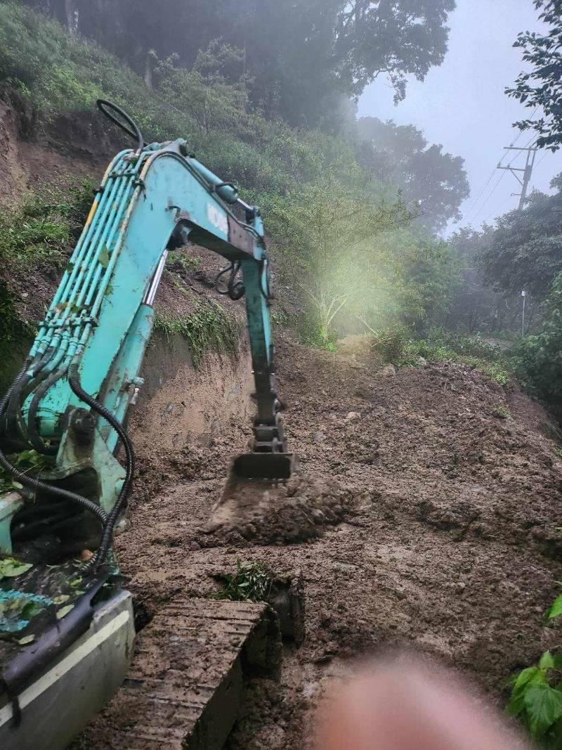 仁愛警風雨中救援洗腎病患就醫 英勇行動超暖心