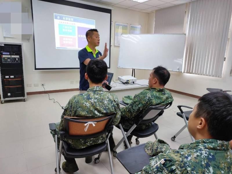 宜蘭榮服處前進國軍營區 辦屆退官兵權益說明