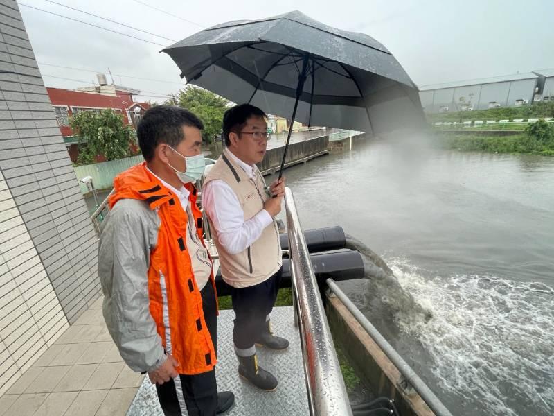 視察海尾寮抽水站 黃偉哲要求水利局持續關注確保抽水機正常運作