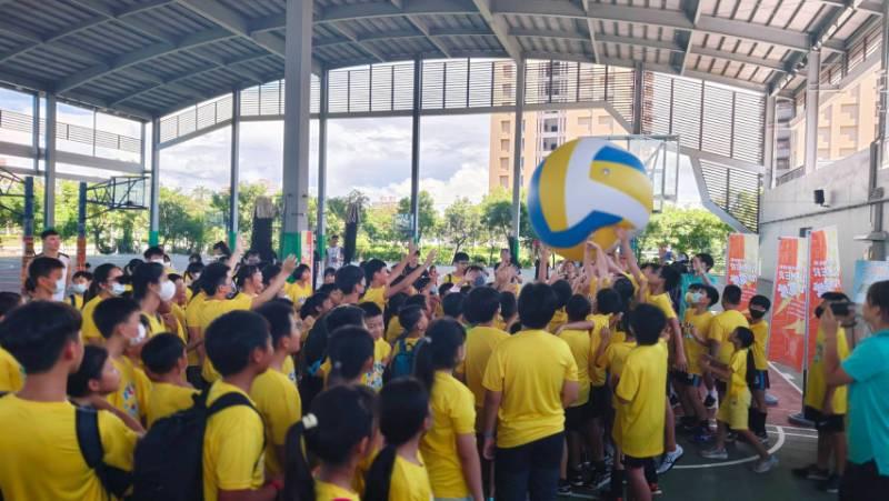 「台電FUN電營」高雄壓軸登場，台電女排傳承「永不放棄」運動精神！