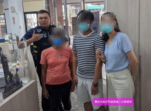 臺南旅遊弄丟1對5萬婚戒  警眼尖20分鐘迅找回