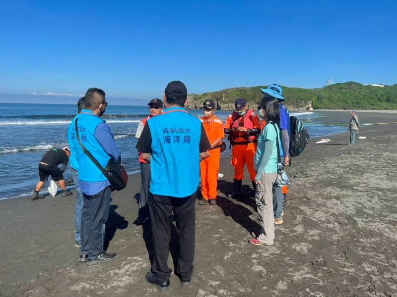 旗津海水浴場油污事件，高市海洋局全力協助除汙，保障民眾安全！