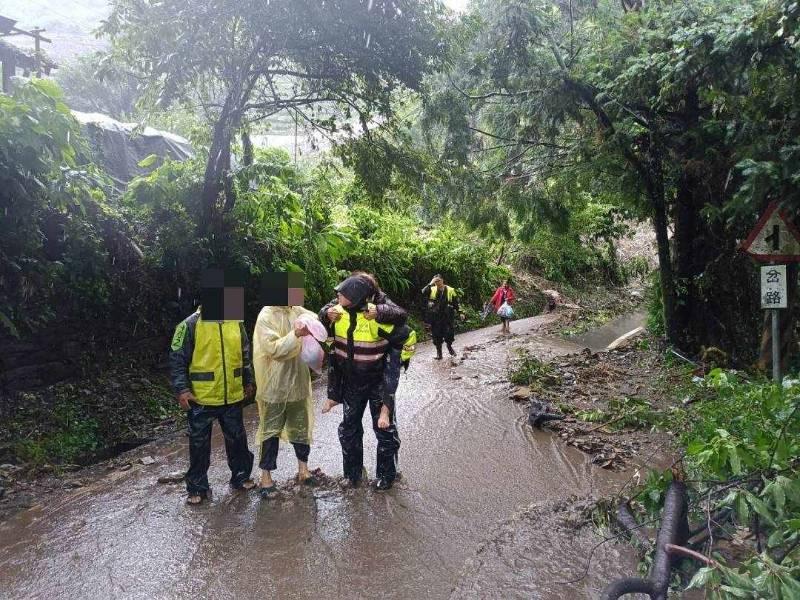 90歲嬤險遭活埋 仁愛勇警徒步救援背下山