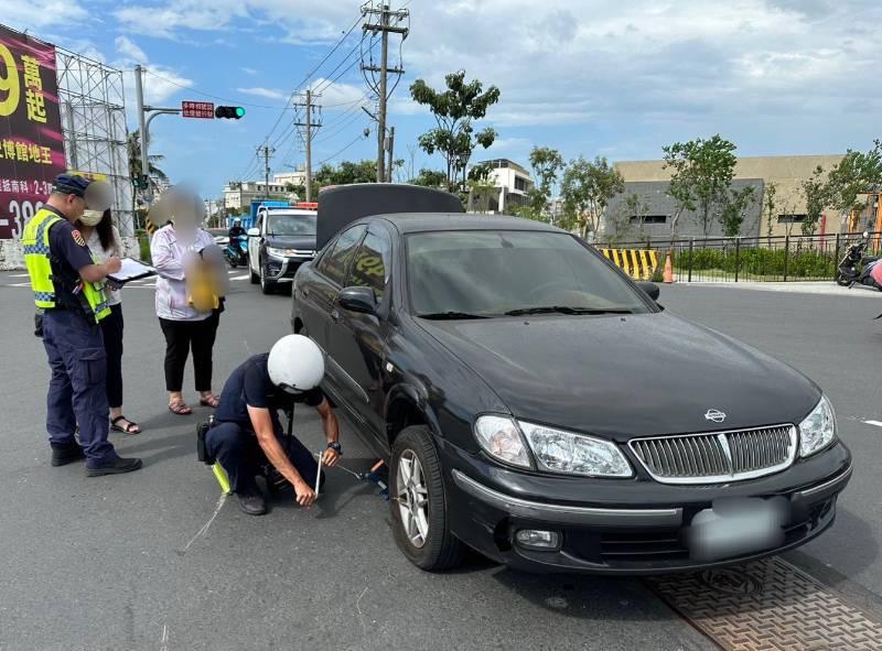 車禍致爆胎 南警變身黑手助換胎解圍