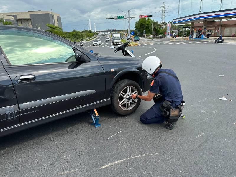 車禍致爆胎 南警變身黑手助換胎解圍