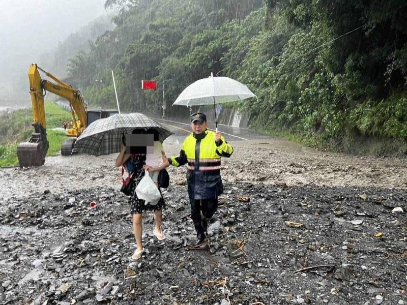 香港民眾受困隧道 仁愛警冒險徒步涉水緊急救援